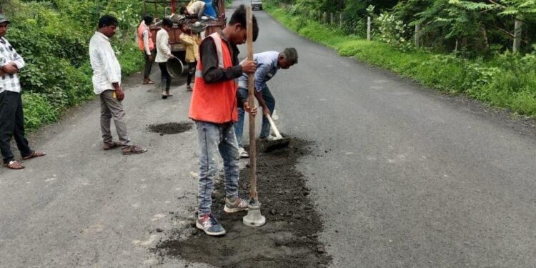 પંચમહાલ જિલ્લામાં ક્ષતિગ્રસ્ત રસ્તાઓના સમારકામની સઘન કામગીરી હાથ ધરાઈ