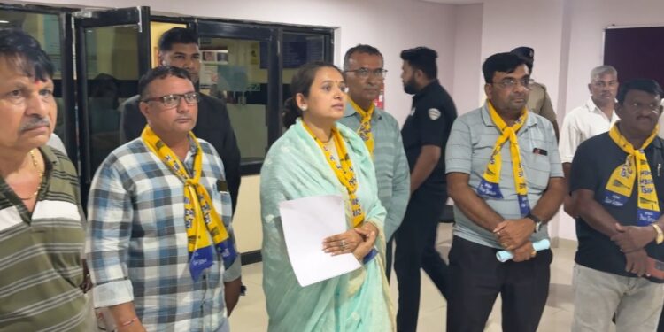 જુનાગઢ સિવિલ માં દર્દીઓ ને પડતી મૂશ્કેલી મા સુધારો કરી વ્યવસ્થા સુધારવા ની માંગ કરતા આમ આદમી પાર્ટી …