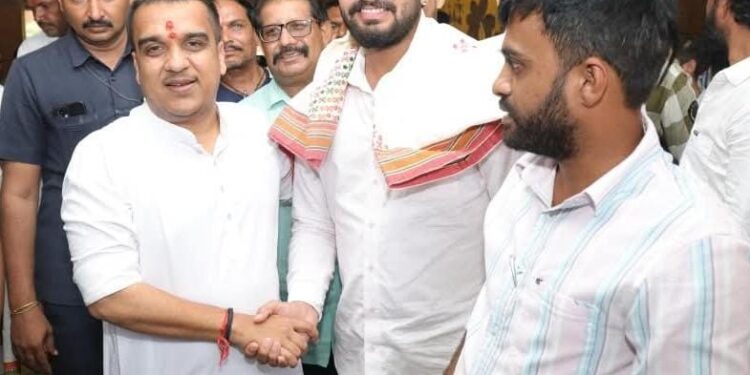 દાંતા તાલુકાના યુવા નેતા વનરાજ સિંહ બારડની ગૃહમંત્રીએ પ્રસંશા કરી