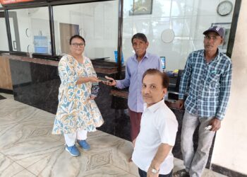 ભાવનગર રેલવે ડિવિઝનના કર્મચારીઓએ મુસાફરના સંબંધીને ખોવાયેલો મોબાઇલ પરત કર્યો