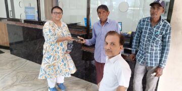 ભાવનગર રેલવે ડિવિઝનના કર્મચારીઓએ મુસાફરના સંબંધીને ખોવાયેલો મોબાઇલ પરત કર્યો