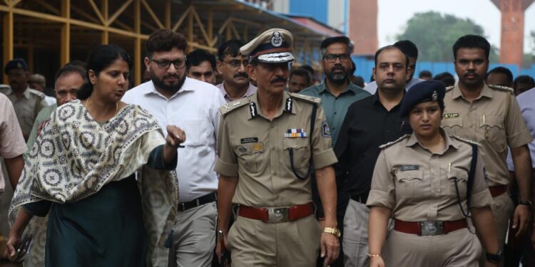 અમદાવાદ કાલુપુર રેલવે સ્ટેશનની મુલાકાત લેતા અમદાવાદ શહેર પોલીસ કમિશ્નર