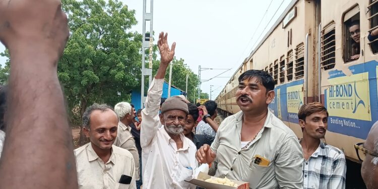 તરસાઈ સ્ટેશન પર બે વધારાની ટ્રેનોના સ્ટોપેજ મળતાં, ગ્રામજનોએ ડ્રાઇવર અને ગાર્ડને મીઠાઈ ખવડાવીને રેલવ…