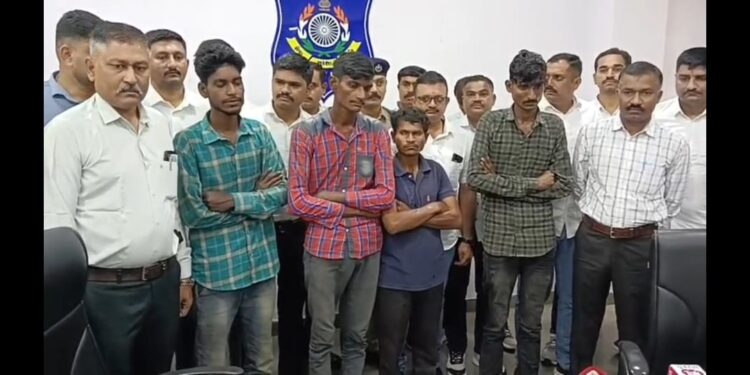 અમરેલી જિલ્લાના વડિયા તાલુકાના ઢૂંઢિયા પીપળીયા ગામે વૃદ્ધ દંપતીને મારમારી બન્નેની હત્યા કરી લૂંટ કરન…