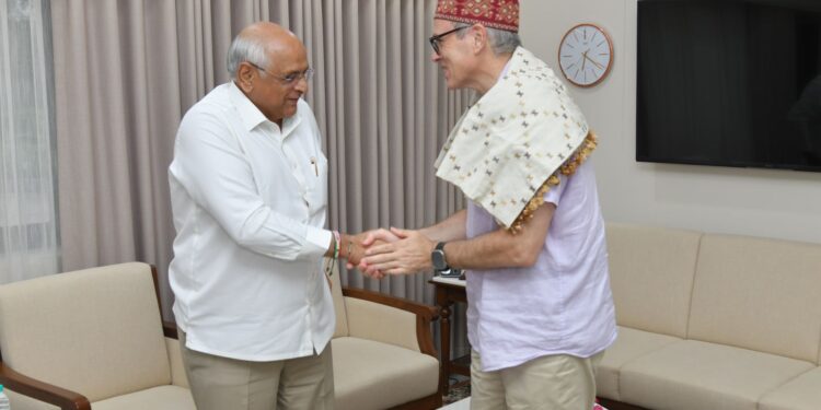 મુખ્યમંત્રી ભૂપેન્દ્ર પટેલની ગાંધીનગરમાં સૌજન્ય મુલાકાત કરતા જમ્મુ કાશ્મીરના મુખ્યમંત્રી