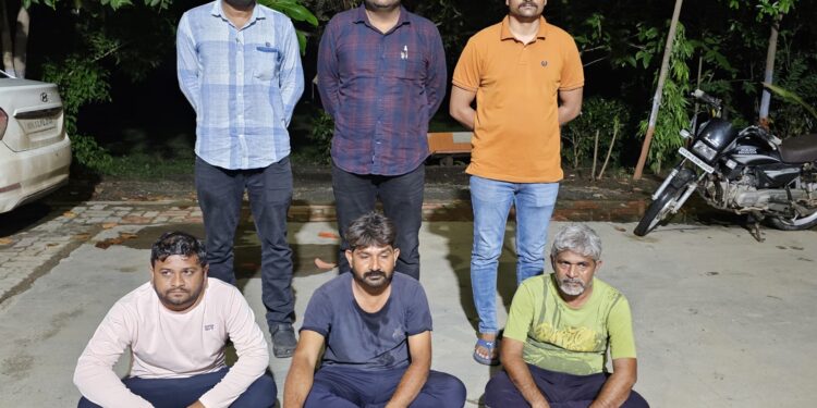 રોકડ રૂ.૧૨,૬૦૦/-નાં મુદ્દામાલ સાથે ગંજીપત્તાનો હાર-જીતનો તીનપત્તીનો જુગાર રમતા ત્રણ ઇસમોને ઝડપી પાડત…