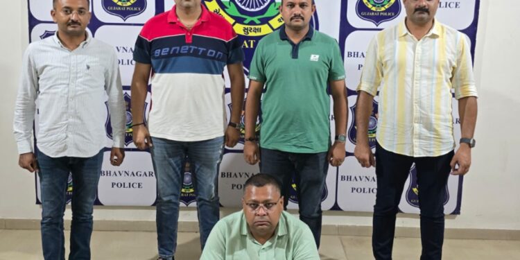 છેતરપીંડી વિશ્વાસઘાતના ગુન્હામાં નાસતાં-ફરતાં આરોપીને ઝડપી પાડતી ભાવનગર લોકલ ક્રાઇમ બ્રાન્ચ
