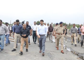 કામરેજ તાલુકાના ખોલવડ અને આંબોલીને જોડતા નેશનલ હાઇવે એન.એચ.-૪૮ પર તાપી નદીના બ્રિજની મુલાકાત લઈ જિલ્…