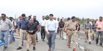 કામરેજ તાલુકાના ખોલવડ અને આંબોલીને જોડતા નેશનલ હાઇવે એન.એચ.-૪૮ પર તાપી નદીના બ્રિજની મુલાકાત લઈ જિલ્…