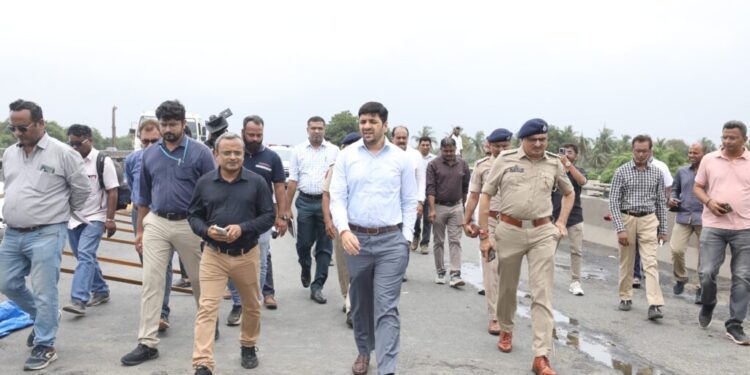 કામરેજ તાલુકાના ખોલવડ અને આંબોલીને જોડતા નેશનલ હાઇવે એન.એચ.-૪૮ પર તાપી નદીના બ્રિજની મુલાકાત લઈ જિલ્…