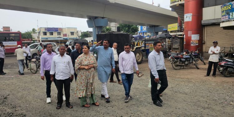 ભાવનગર જિલ્લાના પ્રભારી મંત્રી શ્રીમતી ભાનુબેન બાબરીયાએ આર.ટી.ઓ. સર્કલથી જવેલ્સ સર્કલ તરફ જતા રસ્તાન…