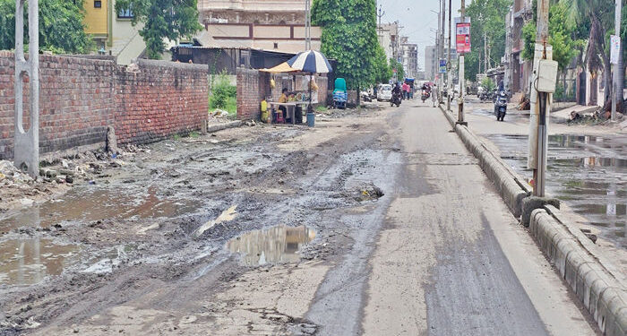 બાવળાનો ગર્લ્સ સ્કૂલ રોડ ખાડાં અને ગંદા પાણીથી બિસ્માર બન્યો