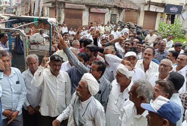 સાવરકુંડલામાં યુરિયા ખાતર મુદ્દે 70 ગામના ખેડૂતોનો ઉગ્ર દેખાવ, ડેપ્યુટી કલેક્ટરને આવેદનપત્ર અપાયું |…