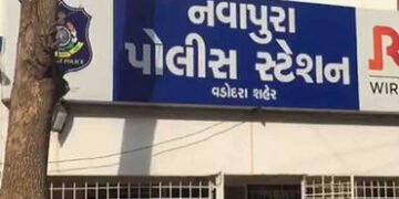 વડોદરામાં લિફ્ટનો દરવાજો જોરથી બંધ કરવા મામલે પાડોશીઓ બાખડયા | Neighbors in Vadodara clash over clos…
