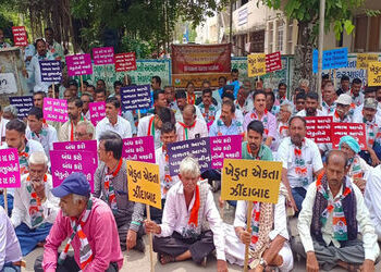 પાક નુકસાનીનું વળતર નહીં મળતા કલેકટર કચેરી સામે ખેડૂતો અને કોંગ્રેસના ધરણા | Farmers protest against…