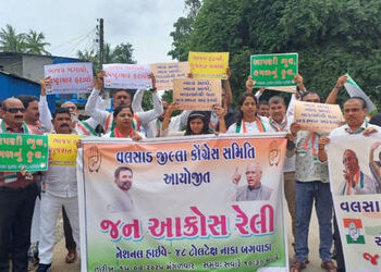 વલસાડમાં બિસ્માર હાઈવે પર અકસ્માતનો વણઝાર! કોંગ્રેસે રસ્તે ઉતરી દેખાવ કર્યો | congress protests poor…