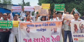 વલસાડમાં બિસ્માર હાઈવે પર અકસ્માતનો વણઝાર! કોંગ્રેસે રસ્તે ઉતરી દેખાવ કર્યો | congress protests poor…