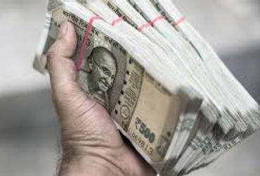 બેન્કમાં યુવક પાસેથી રૃા.૩.૩૦ લાખ લઇ ઓનલાઇન કરવાનું કહી નાસી ગયા | Emon mwan a angei Rs 3 30 lakh se…