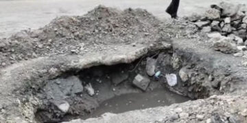 નટવર પાર્ક પાસે પાલિકાએ ખાડાનું બુરાણ નહીં કરતા લોકોને હાલાકી | Municipality not filling potholes ne…