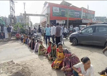 હળવદની હરીનગર ગોલ્ડ સોસાયટીની મહિલાઓ રસ્તા પર ઉતરી, ચક્કાજામ કર્યો | Women from Harinagar Gold Socie…