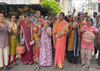 કારેલીબાગમાં પાણીની સમસ્યાથી ત્રસ્ત મહિલાઓએ માટલા ફોડ્યા | Women in Karelibagh troubled by water pro…