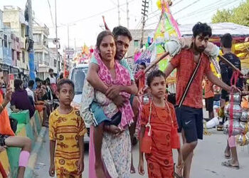 ‘ચલો તમને ગંગા સ્નાન કરાવી લાઉં…’ દિવ્યાંગ પતિને પીઠ પર બેસાડી કાંવડ યાત્રાએ નીકળી પત્ની | Muzaffa…