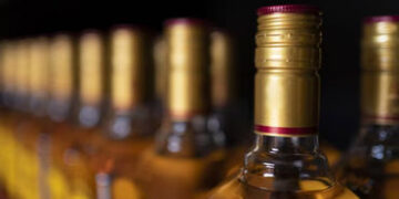 જામનગરમાં મકાન પર એલસીબીનો દારૂ અંગ દરોડો : 106 નંગ ઇંગ્લિશ દારૂની બોટલો સાથે એક શખ્સ પકડાયો | LCB r…