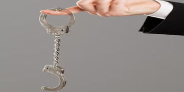 પાંચ કરોડના સોના સાથે વડોદરા રેલ્વે સ્ટેશન પરથી એક શખ્સ ઝડપાયો | A man was caught with gold worth fi…