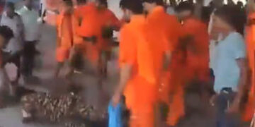 VIDEO: કાવડિયાઓએ મિર્ઝાપુર રેલવે સ્ટેશન પર CRPF જવાનને માર માર્યો, લોકોએ મદદના બદલે વીડિયો ઉતાર્યો
