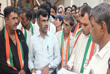 હળવદમાં પ્રાથમિક સુવિધાના મુદ્દે કોંગ્રેસનું ચીફ ઓફિસરને આવેદન | Congress submits a petition to the …