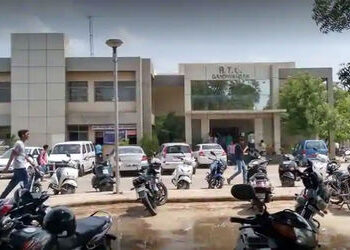 ગાંધીનગર આરટીઓના ઇન્સ્પેક્ટરો કેબિનમાં ને ફોલ્ડરો દ્વારા વાહન ચેકિંગ | Gandhinagar RTO inspectors ch…