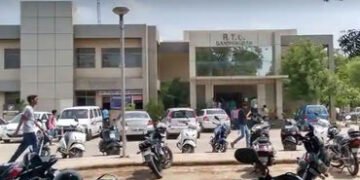 ગાંધીનગર આરટીઓના ઇન્સ્પેક્ટરો કેબિનમાં ને ફોલ્ડરો દ્વારા વાહન ચેકિંગ | Gandhinagar RTO inspectors ch…