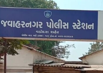 6 કરોડનું દેવું થઈ જતા વડોદરામાં પરિવારે દવા ગટગટાવીને સામૂહિક આપઘાતનો કર્યો પ્રયાસ | Vadodara Famil…