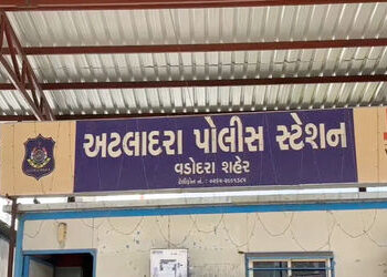 પ્રેમીની પત્નીના ફોટા એડિટ કરી બિભત્સ લખાણ કરી મિત્રને મોકલતી યુવતી | Girl edits photos of lover’s w…