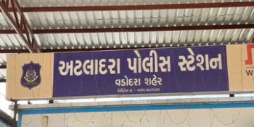 પ્રેમીની પત્નીના ફોટા એડિટ કરી બિભત્સ લખાણ કરી મિત્રને મોકલતી યુવતી | Girl edits photos of lover’s w…