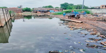 ધોળકાના છેલ્લા સિગ્નલ વિસ્તારમાં દોઢ વર્ષથી નાખેલ ગટરના અધુરા કામથી સ્થાનિકો ત્રસ્ત | Locals are ups…