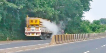 ટ્રકમાં ભરેલા સિલિન્ડરોમાંથી ગેસ લિકેજ થતા અફરાતફરી | Stampede due to gas leakage from cylinders loa…