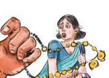 કરનાળી મંદિર પરિસરમાં મહિલાના ગળામાંથી મંગળસૂત્ર તૂટયું | Mangalsutra breaks from woman’s neck in Ka…