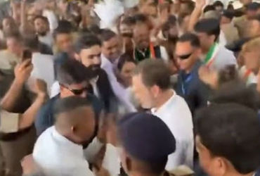 વડોદરા આવેલા કોંગ્રેસ દિગ્ગજ નેતા રાહુલ ગાંધીનું એરપોર્ટ પર કાર્યકરો દ્વારા સ્વાગત | Congress leader…