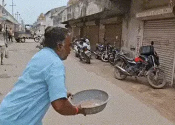 VIDEO: સાવરકુંડલામાં ભાજપના પૂર્વ કોર્પોરેટરનો અનોખો વિરોધ, દુકાને દુકાને ભીખ માંગીને રસ્તાના ખાડા પ…