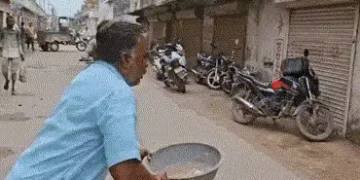 VIDEO: સાવરકુંડલામાં ભાજપના પૂર્વ કોર્પોરેટરનો અનોખો વિરોધ, દુકાને દુકાને ભીખ માંગીને રસ્તાના ખાડા પ…