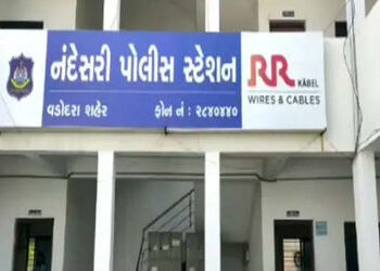 કારના દરવાજા તથા જમીનમાં સંતાડેલ દારૂનો જથ્થો પોલીસે શોધી કાઢ્યો, 1.44 લાખની મત્તા જપ્ત | Police fou…