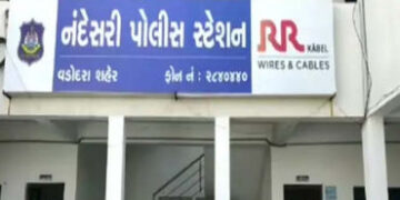કારના દરવાજા તથા જમીનમાં સંતાડેલ દારૂનો જથ્થો પોલીસે શોધી કાઢ્યો, 1.44 લાખની મત્તા જપ્ત | Police fou…