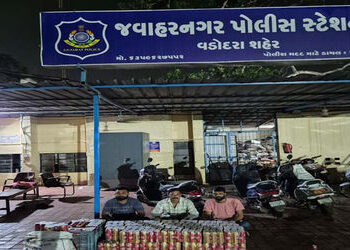 બિયરના જથ્થા સાથે બુટલેગર સહિતની ત્રિપુટી ઝડપાઈ, એક વોન્ટેડ | Three caught including bootlegger with…