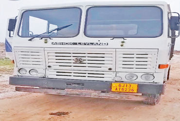 ચોટીલા-થાન રોડ પર જામવાળી ગામ પાસેથી એક ડમ્પર અને લોડર ઝડપાયું | A dumper and loader were seized nea…