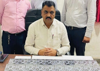 રીક્ષામાંથી ગુમ થયેલુ ૨૦ મોબાઇલ ફોનનું પાર્સલ પોલીસે શોધી આપ્યું | sarkhej police recovered lost mob…