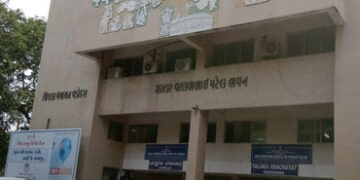 વડોદરા જિ.પંચાયતમાં રજૂઆતમાં મહિલા સભ્યોના પતિઓ હાજર રહેતાં ડીડીઓની ટકોરથી વોકઆઉટ | Women’s husbands…