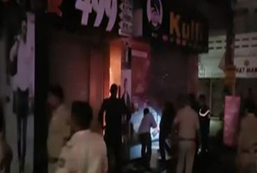 વડોદરાની દાંડિયા બજારમાં મોડી રાતે કુલ્ફીની દુકાનમાં આગ, આસપાસની દુકાનો બચાવી લીધી | Fire breaks out…