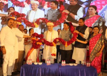 ભાવનગરમાં વેપારીઓ, મહાજન, ઉદ્યોગકારો અને પ્રબુધ્ધ નાગરીકો સાથે વિકસિત ભારત સંવાદ યોજતા કેન્દ્રીય રેલ…