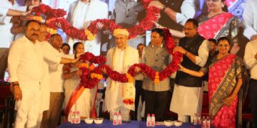 ભાવનગરમાં વેપારીઓ, મહાજન, ઉદ્યોગકારો અને પ્રબુધ્ધ નાગરીકો સાથે વિકસિત ભારત સંવાદ યોજતા કેન્દ્રીય રેલ…